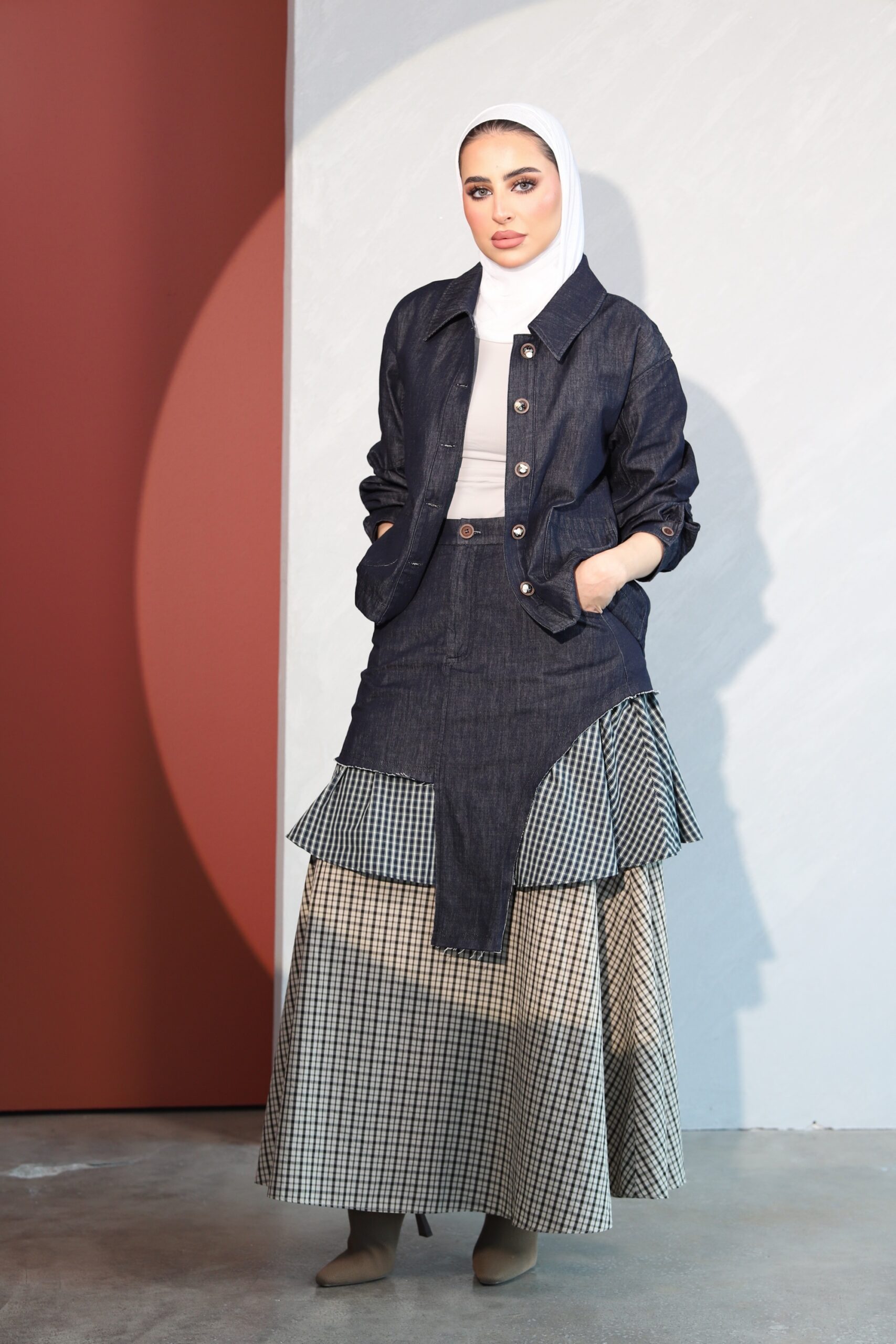 Layered denim skirt with jacket - الصورة 4