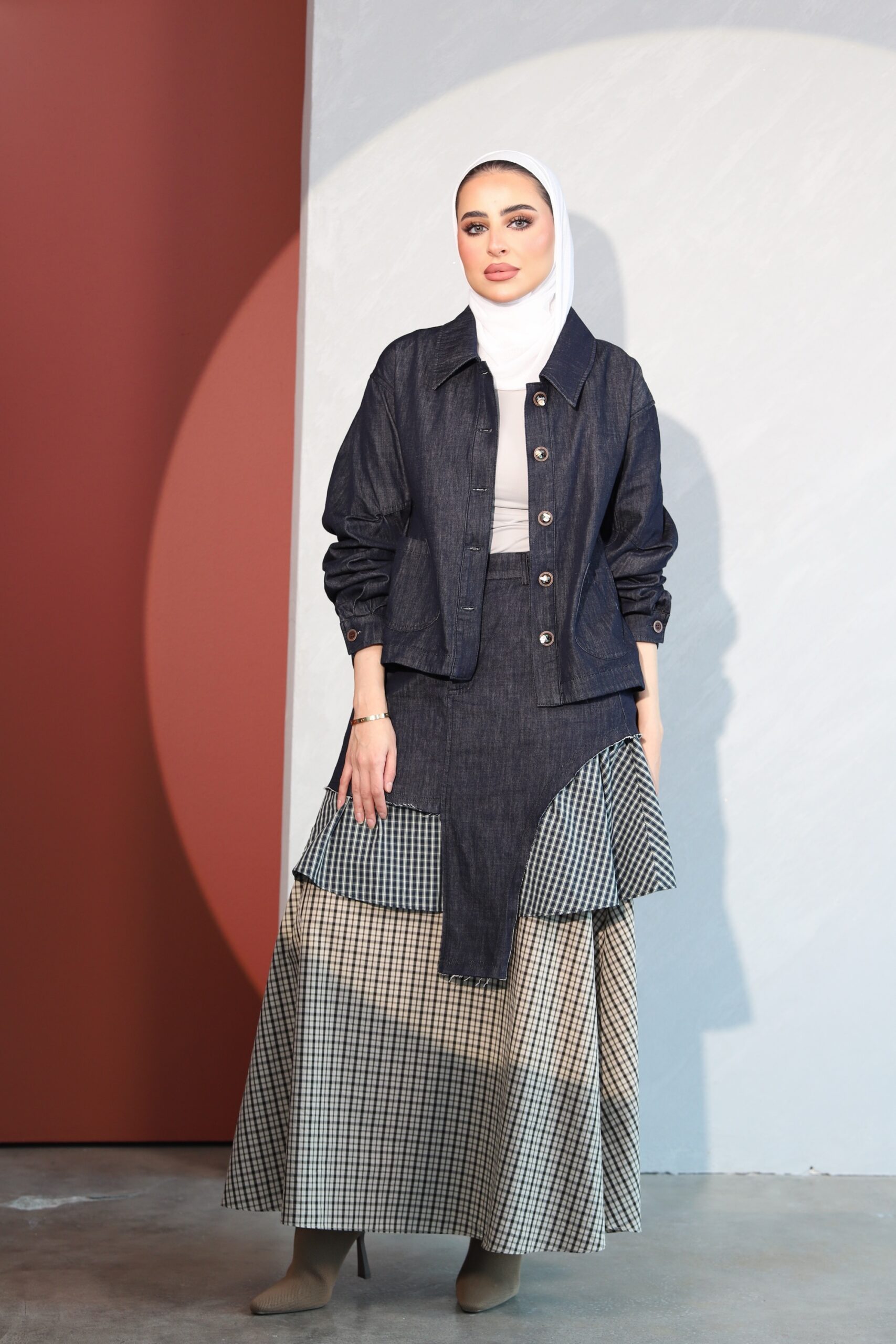 Layered denim skirt with jacket - الصورة 8