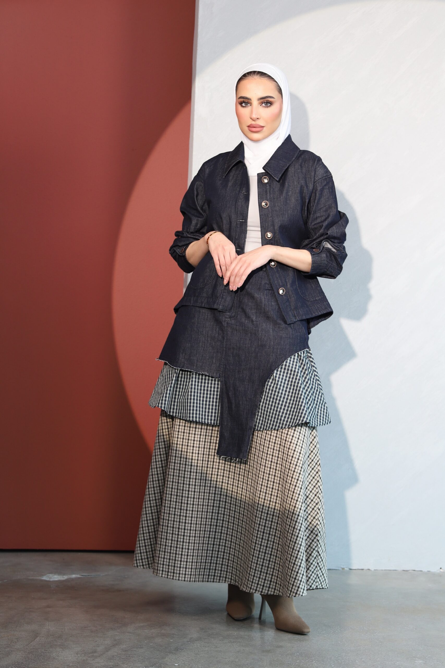 Layered denim skirt with jacket - الصورة 7