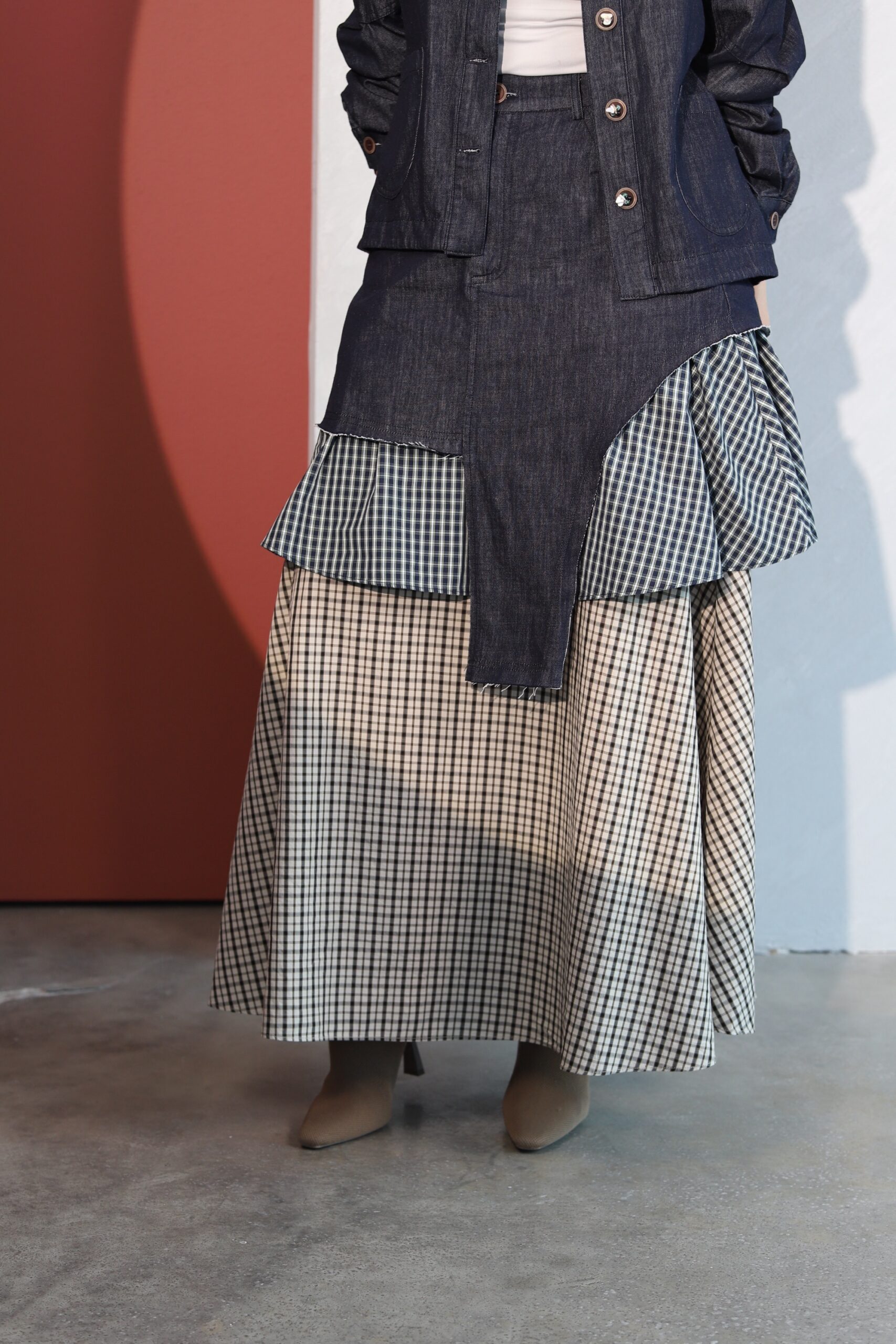 Layered denim skirt with jacket - الصورة 5