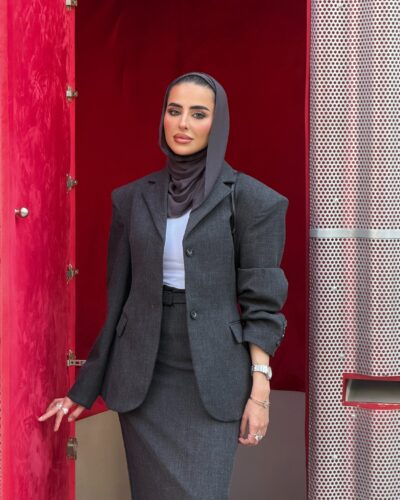 Dark grey fit skirt with blazer