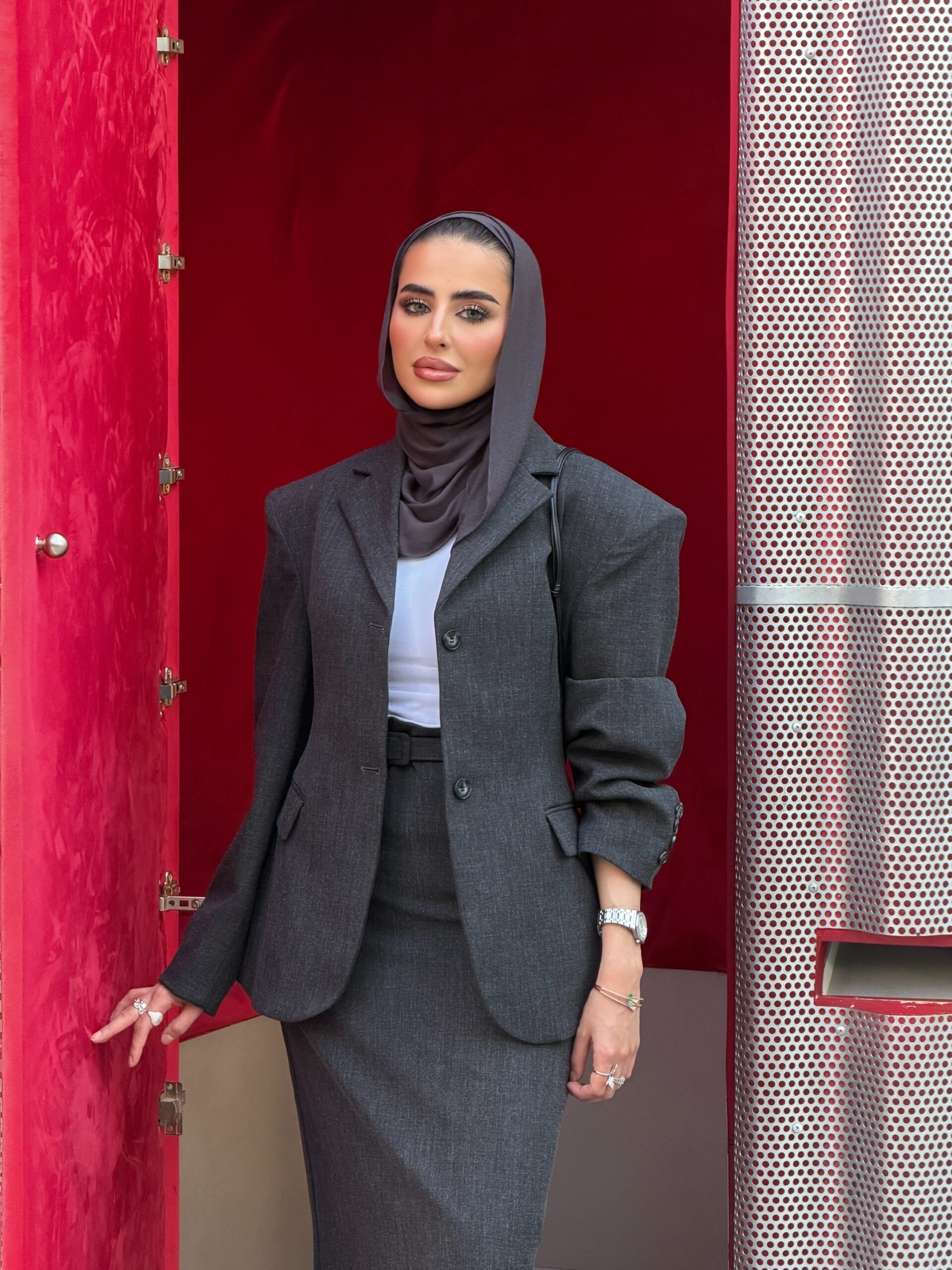 Dark grey fit skirt with blazer
