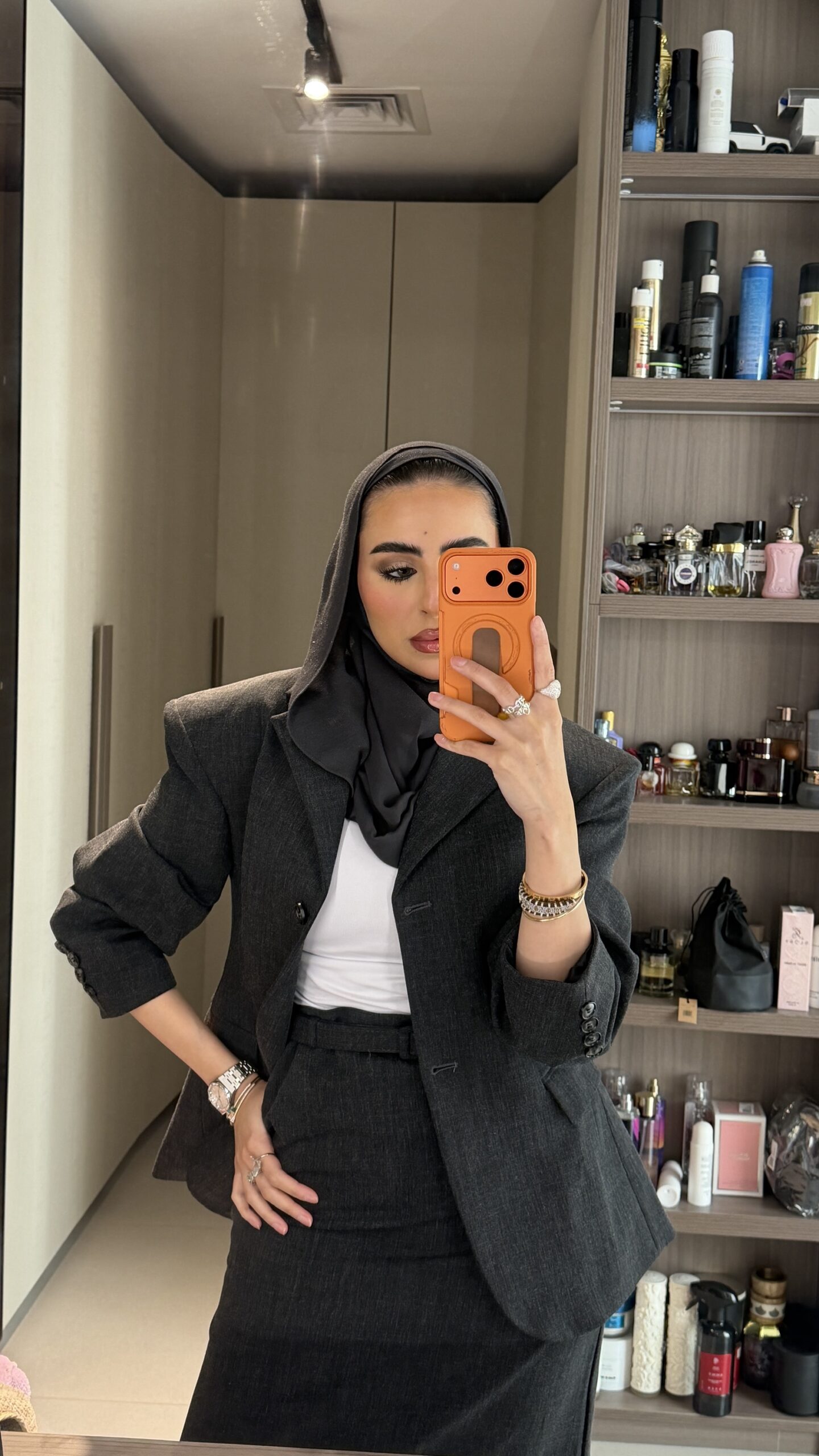 Dark grey fit skirt with blazer - الصورة 4