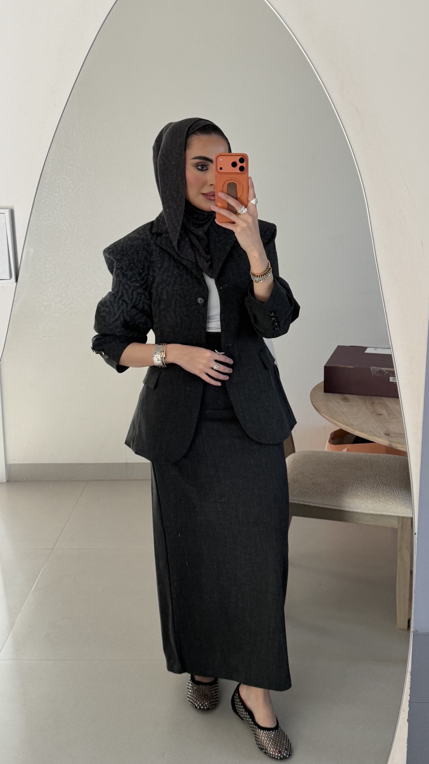 Dark grey fit skirt with blazer - الصورة 2