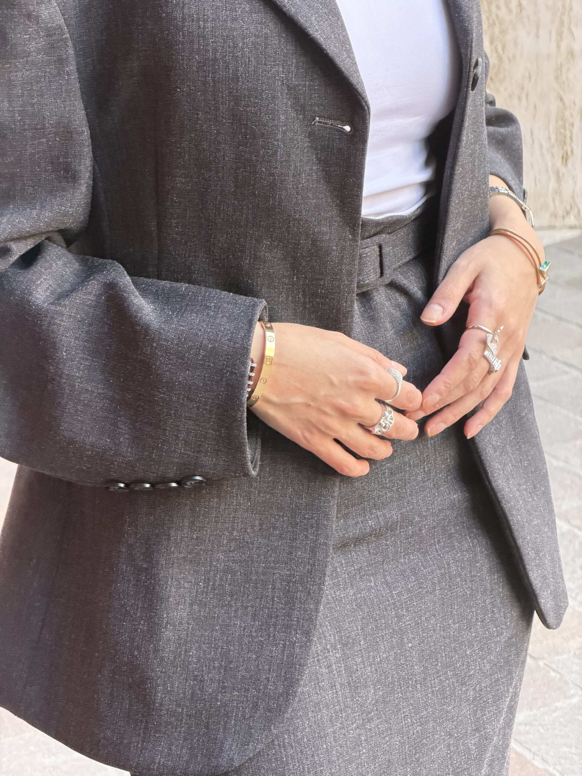 Dark grey fit skirt with blazer - الصورة 3