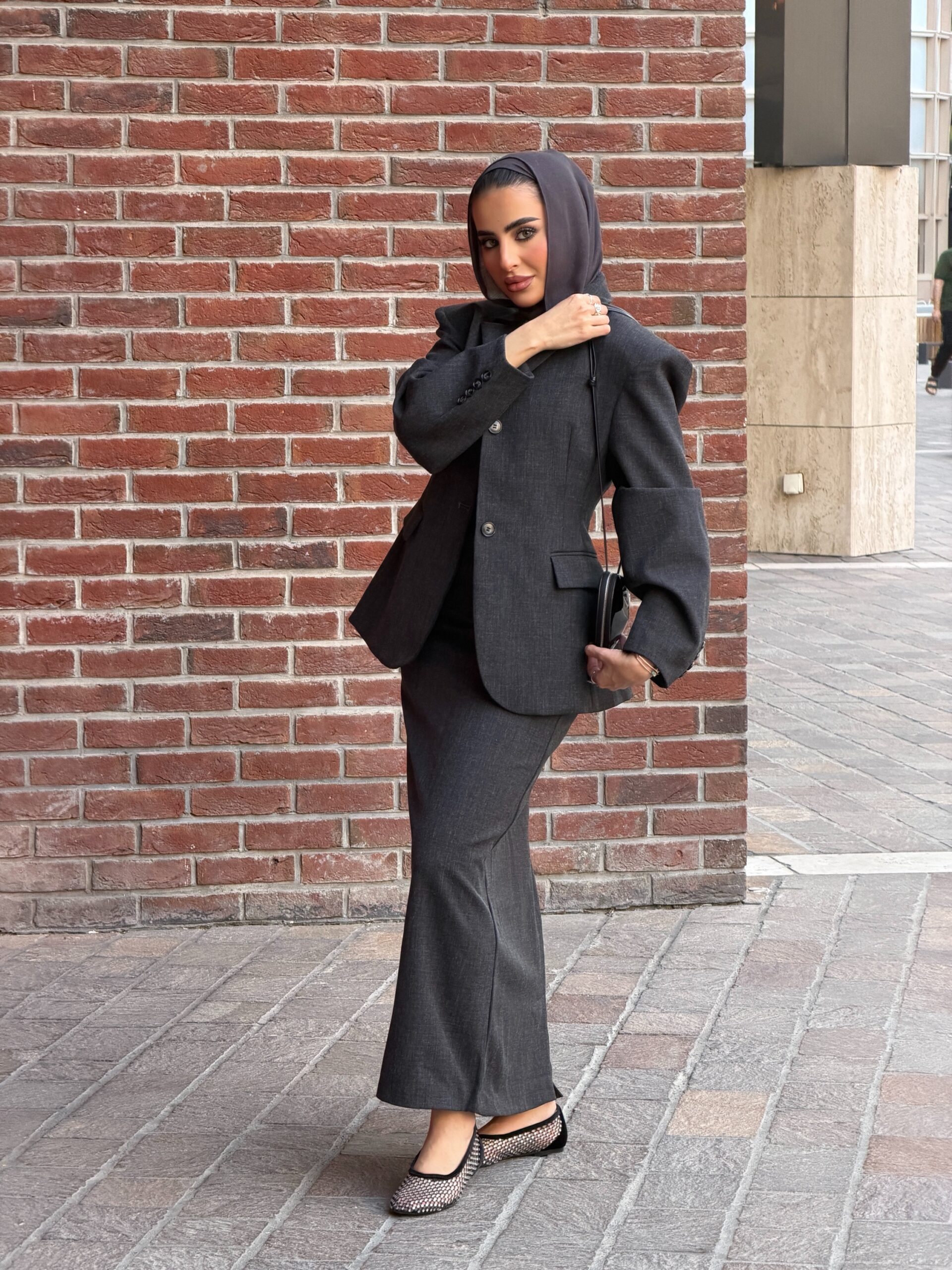 Dark grey fit skirt with blazer - الصورة 8