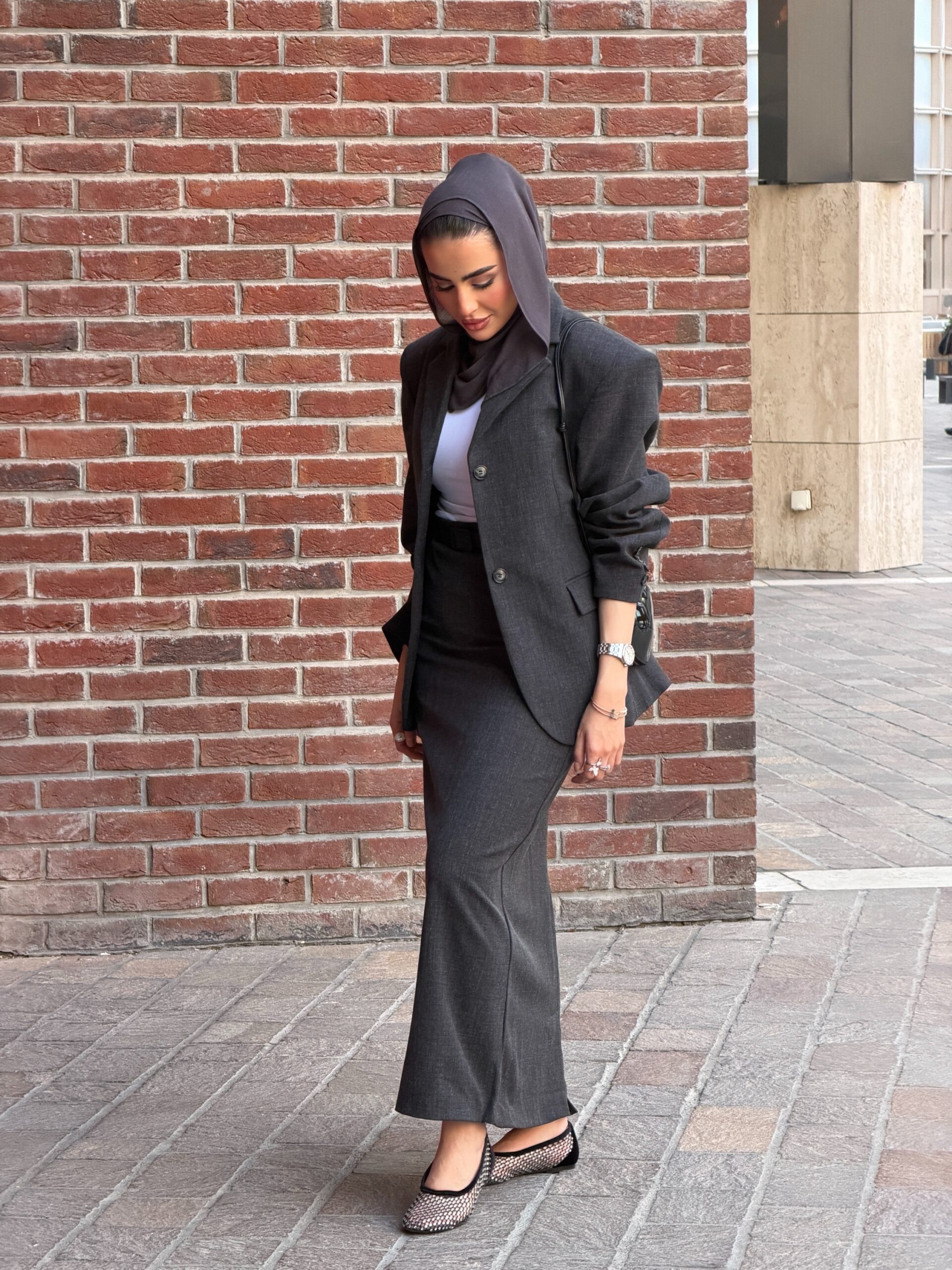Dark grey fit skirt with blazer - الصورة 7