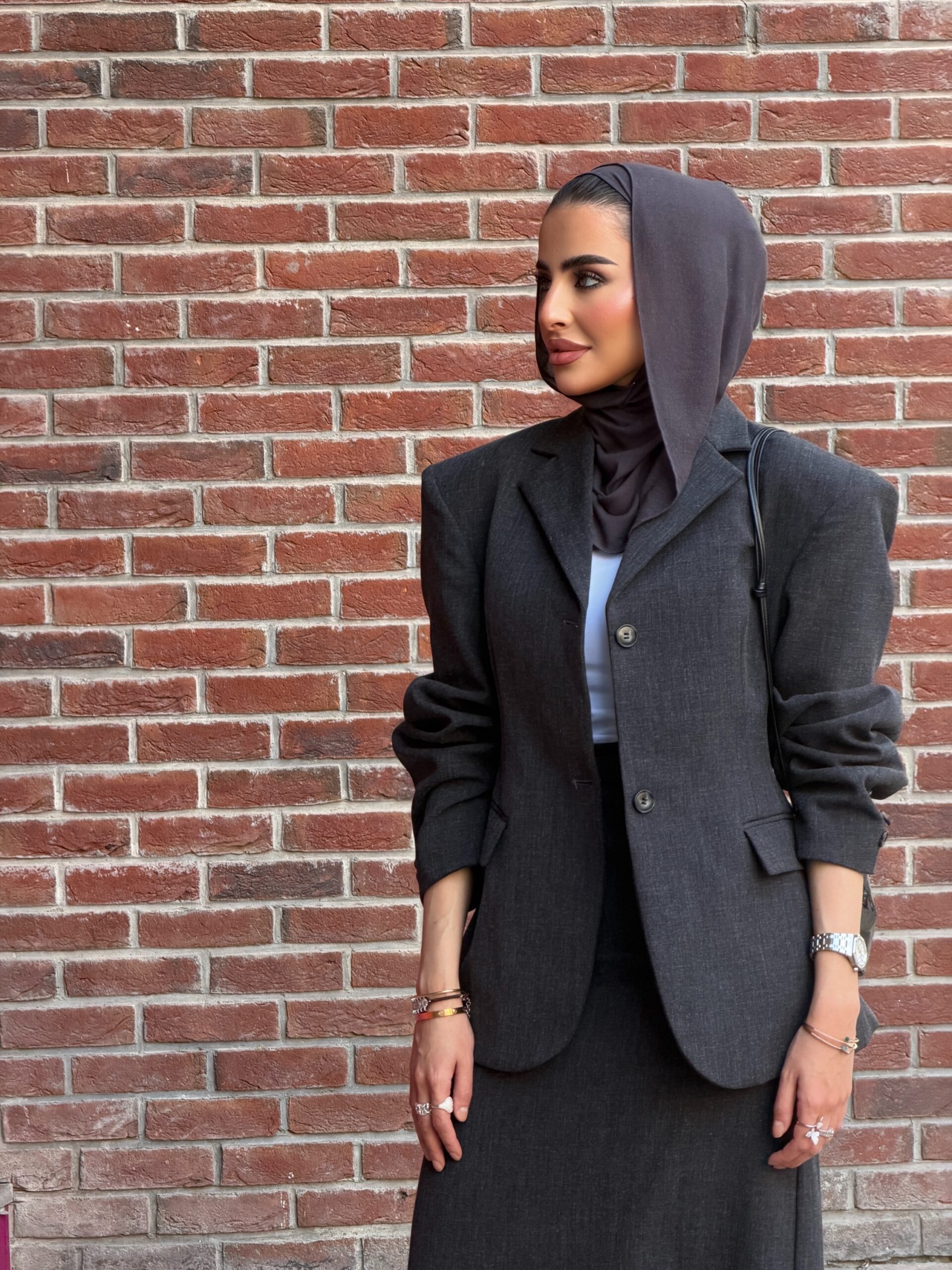 Dark grey fit skirt with blazer - الصورة 6