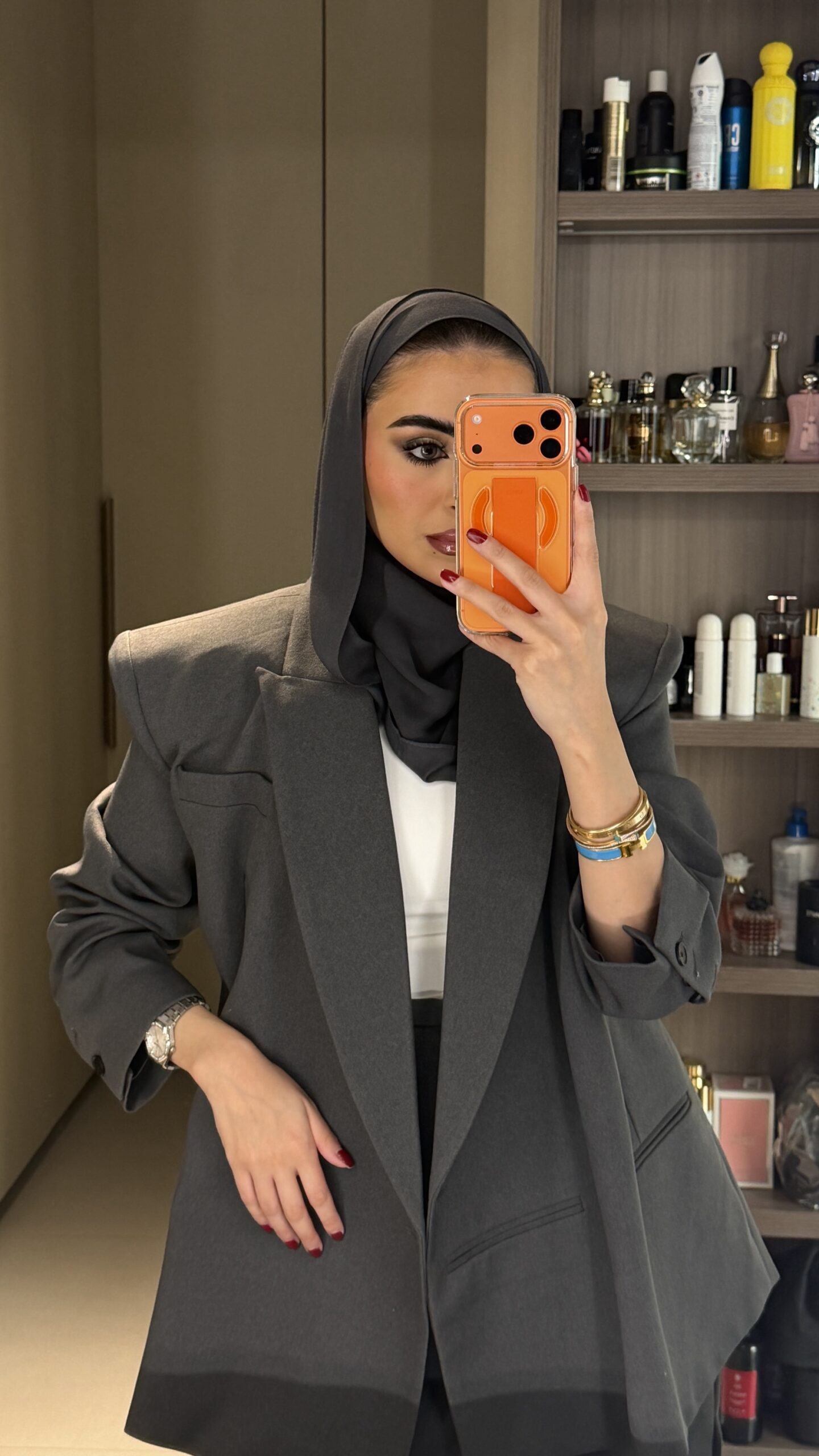 0-Grey blazer with pencil skirt - الصورة 4