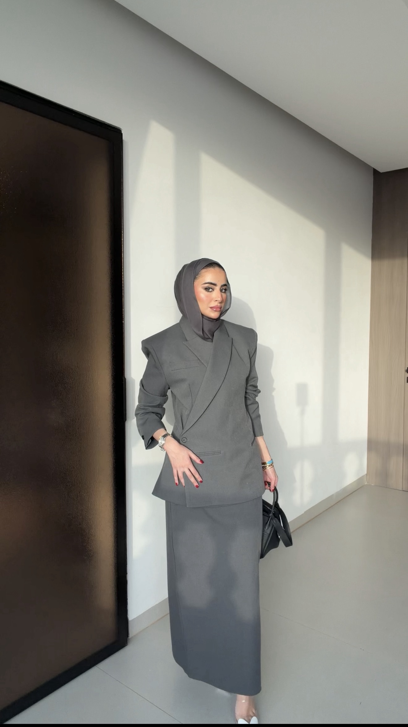 0-Grey blazer with pencil skirt - الصورة 2