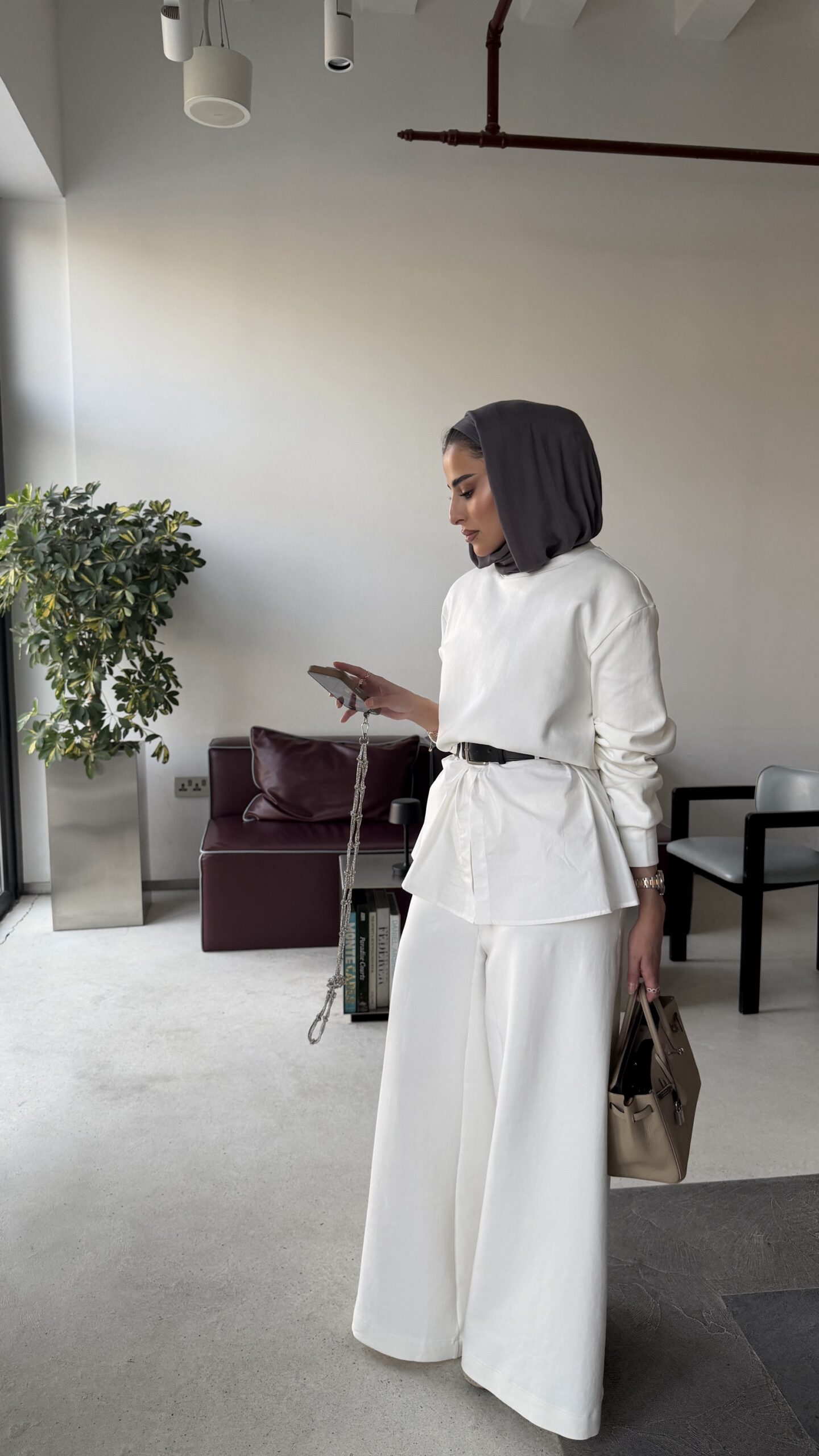 Belted cotton set in white - الصورة 4