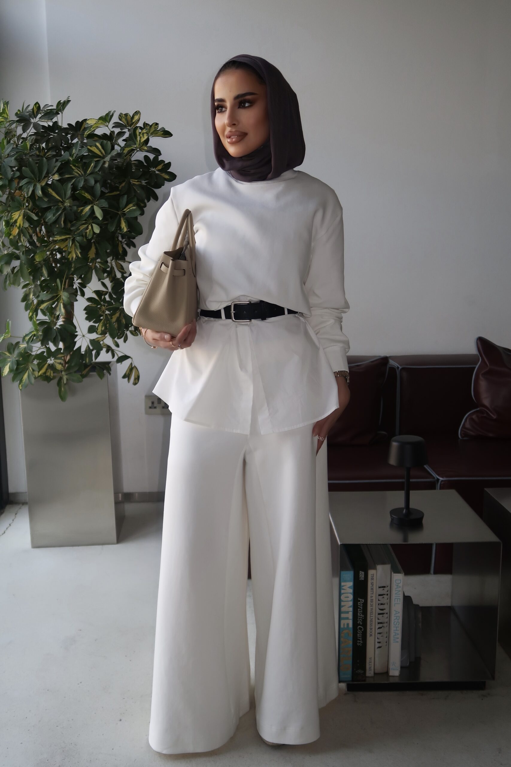 Belted cotton set in white - الصورة 5